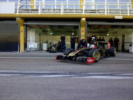 Kimi Raikkonen testuje R30 w Walencji