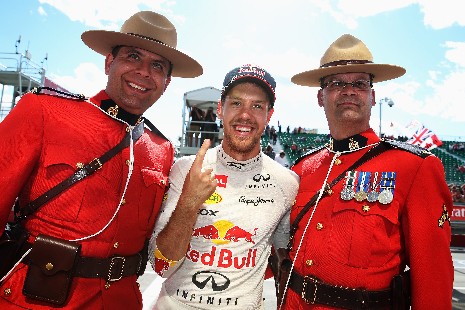 Sebastian Vettel w towarzystwie mundurowych, GP Kanady 2013