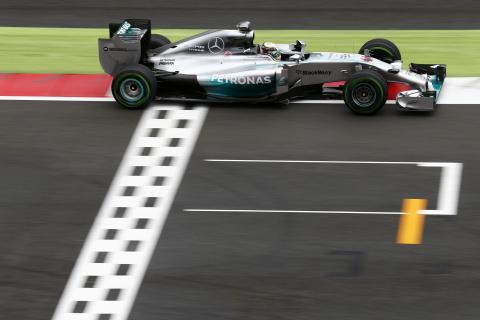 Hamilton wygrywa u siebie i niweluje stratę do Rosberga