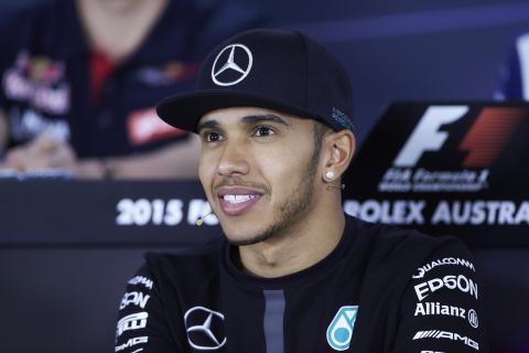 Hamiltona bawią komentarze ze strony Red Bulla