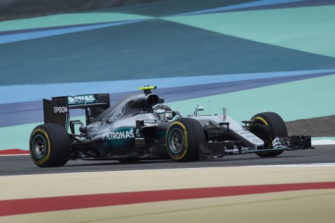 Mercedes pewnie rozpoczął przygotowania do GP Bahrajnu