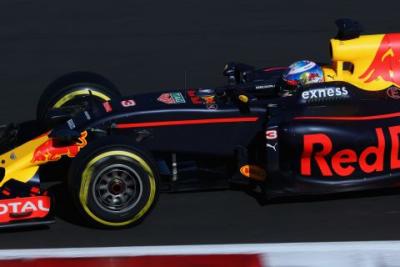 Ricciardo nie chce ułatwiać życia kierowcom Mercedesa