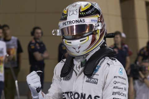 Hamilton prosi fanów o zaprojektowanie nowego kasku