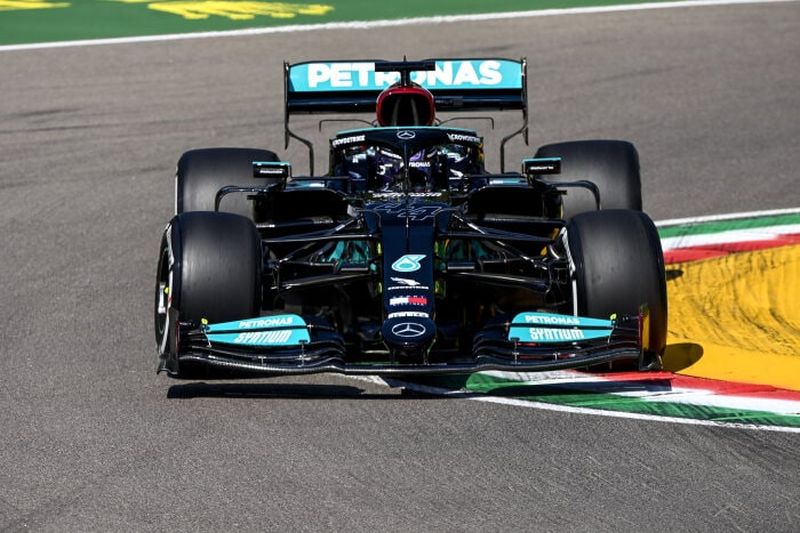 FIA wyjaśniła, dlaczego Hamilton nie otrzymał kary za powrót na tor
