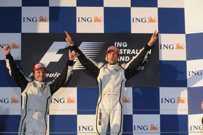 Jenson Button i Rubens Barricehllo na podium GP Australii 2009