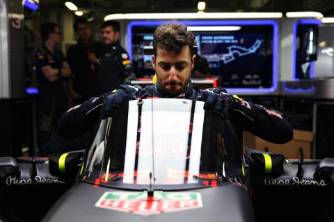 Zamknięty kokpit F1 w wersji Red Bulla - Soczi 2016
