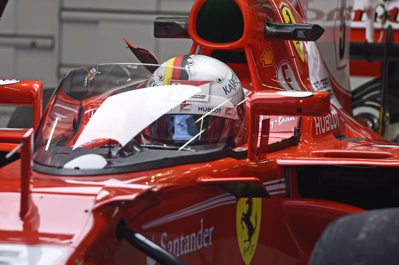 Sebastian Vettel testuje tarczę na torze Silverstone