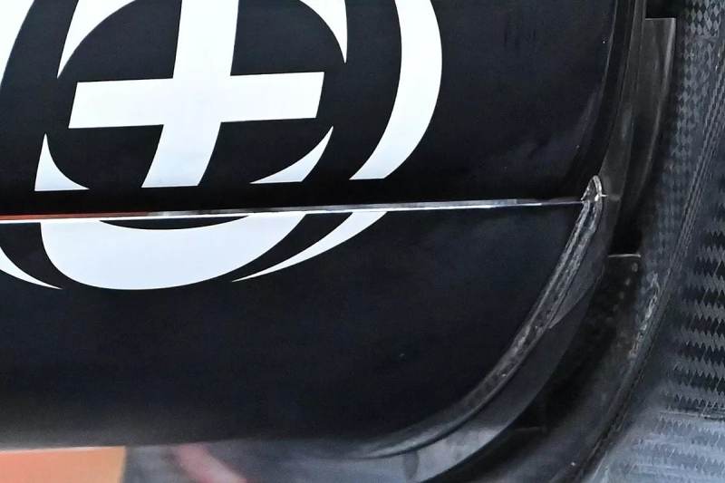 Zadrapania tylnego skrzydła Mercedesa W12