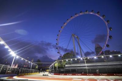 Hamilton dyktuje tempo po pierwszym treningu w Singapurze