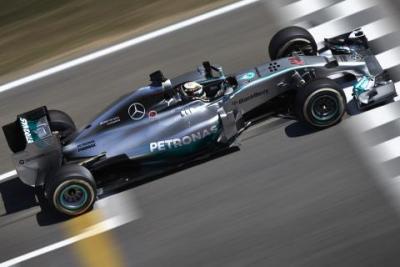 Hamilton przejmuje w Hiszpanii prowadzenie w mistrzostwach