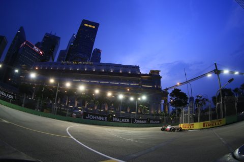 Hamilton najszybszy po piątkowych treningach w Singapurze