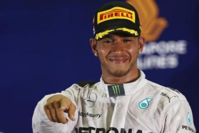 Hamilton w Singapurze odzyskuje prowadzenie w mistrzostwach