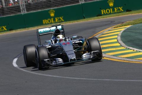 Hamilton pewnie sięga po pierwsze w tym roku pole position