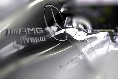 Mercedes zapewnia, że dostarcza jednakowe silniki