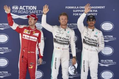 Rosberg w końcu pokonał Hamiltona w walce o pole position