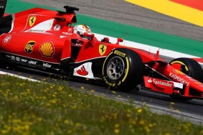 Vettel najszybszy mimo kolejnej awarii SF15-T