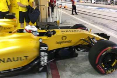 Renault z jednym bolidem w wyścigu
