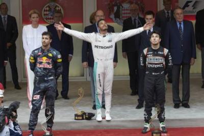 Hamilton kontrowersyjnie wygrywa GP Monako