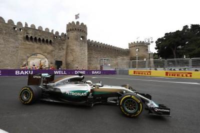 Mercedes utrzymuje dominację na torze w Baku