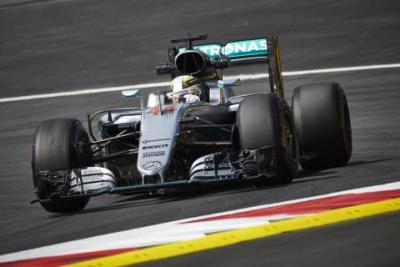Hamilton wygrywa po kolejnej kolizji z Rosbergiem