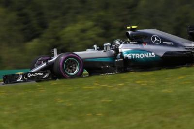 Rosberg otrzymał karę 10 sekund za kolizję z Hamiltonem