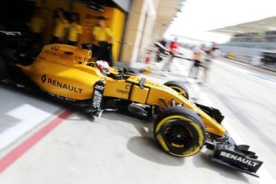 Problemy ze skrzynią w obu bolidach Renault
