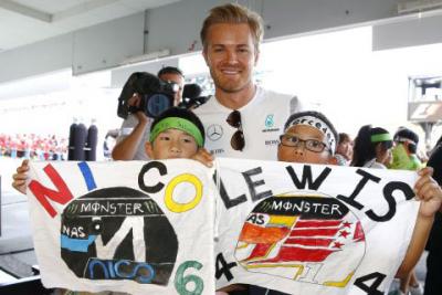 Rosberg z najlepszym czasem po piątkowych trenignach