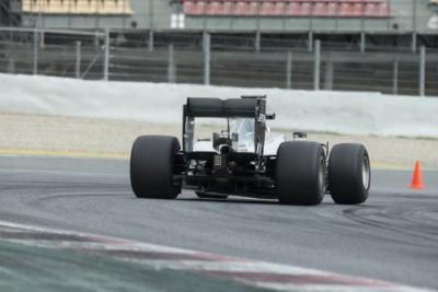 Hamilton odpuszcza testy nowych opon Pirelli