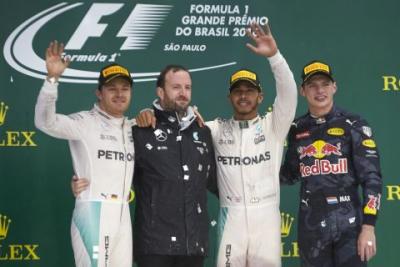 Hamilton przedłuża walkę o mistrzostwo do GP Abu Zabi