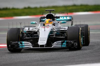 Mercedes i Williams testują podwójne T-Wingi