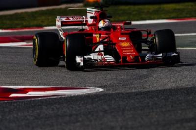 Vettel poprawia wynik na torze pod Barceloną