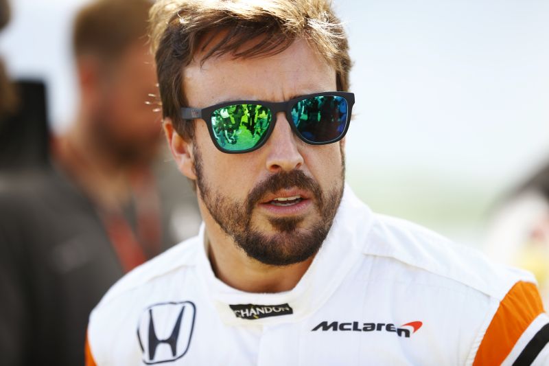 Alonso: kierowcy z tyłu stawki czasami zbyt mocno ryzykują