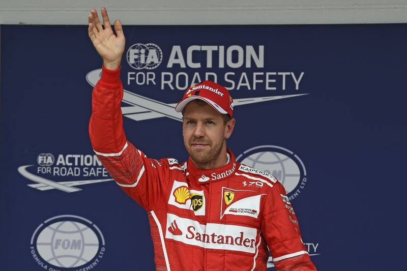 Zdziwiony Hamilton przegrał z Vettelem w Australii
