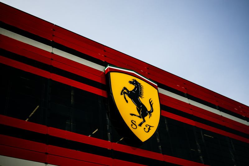 Ferrari potwierdziło, że mechanik doznał złamania nogi