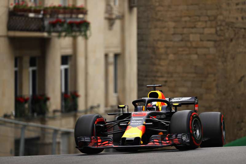 #2 trening: Ricciardo najszybszy, Verstappen znowu z problemami