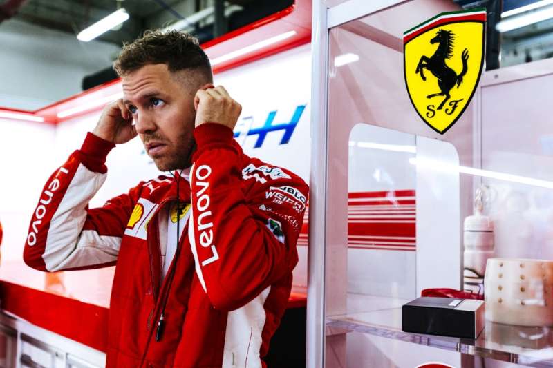 Vettel otrzymał karę przesunięcia o trzy pola za blokowanie Sainza