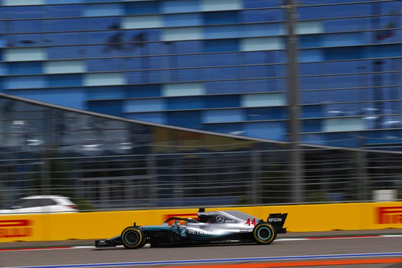 Q1: Hamilton najszybszy, Ferrari traci sekundę
