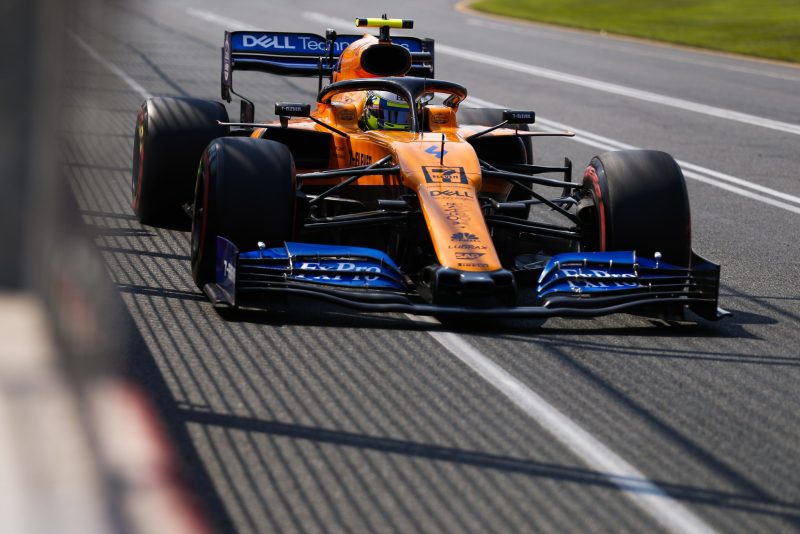Skrajne nastroje w McLarenie, Sainz stracił jadąc za Kubicą