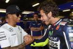 Rossi i Hamilton w końcu zamienią się wyścigowymi maszynami