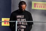 FIA zweryfikuje legalność napisu na koszulce Lewisa Hamiltona