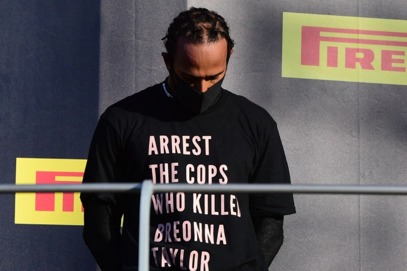 FIA zweryfikuje legalność napisu na koszulce Lewisa Hamiltona