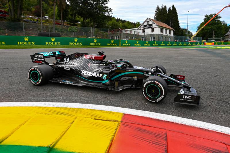 Hamilton twierdzi, że Mercedes rozwiązał problem długiego rozstawu osi