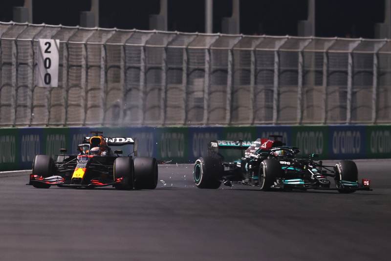 Verstappen i Hamilton wezwani do sędziów za incydent z 37. okrążenia
