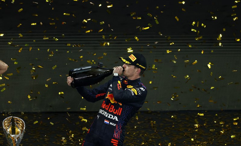 Verstappen na ostatnim okrążeniu sięgnął po pierwszy tytuł mistrzowski!