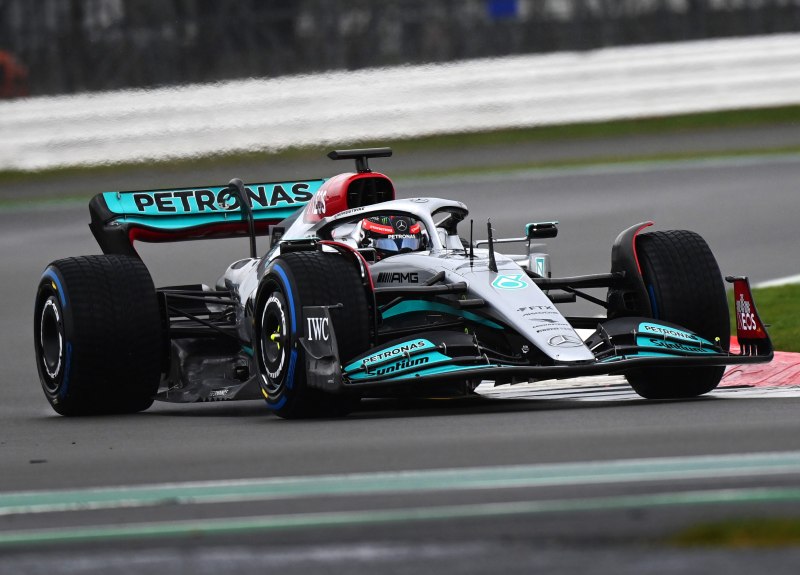 Nowe bolidy Mercedesa i Ferrari zaliczyły debiuty na torze