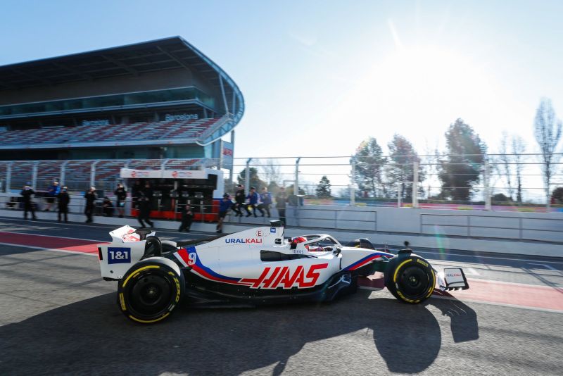 Nowe bolidy Haasa i McLarena zadebiutowały na torze pod Barceloną