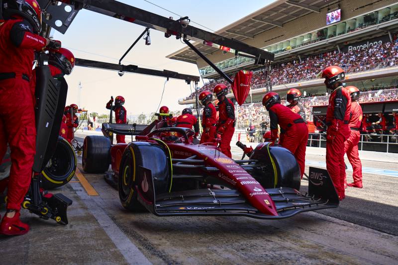 Pech Leclerca pozbawił Ferrari prowadzenia w obu klasyfikacjach 