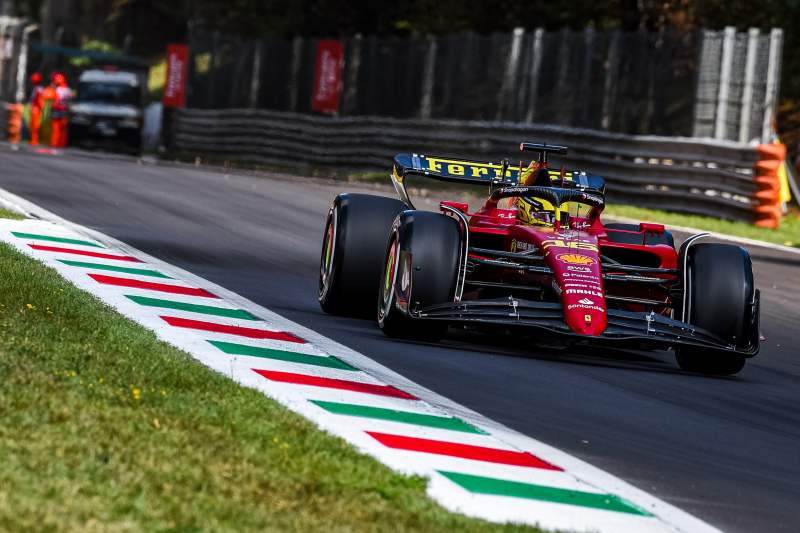 Ferrari w pierwszym treningu na Monzy uzyskało dwa najlepsze czasy, ale...