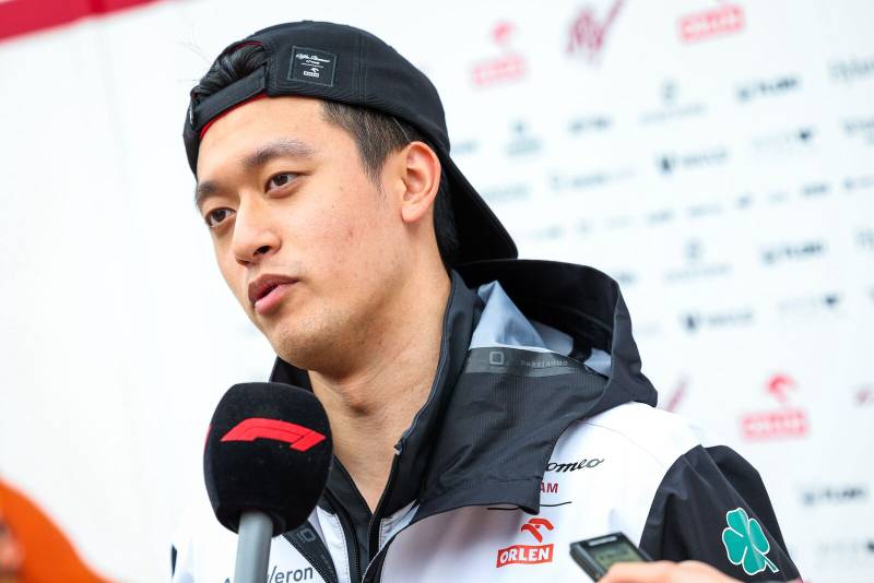 Oficjalnie: Zhou zostaje z Alfą Romeo na sezon 2023