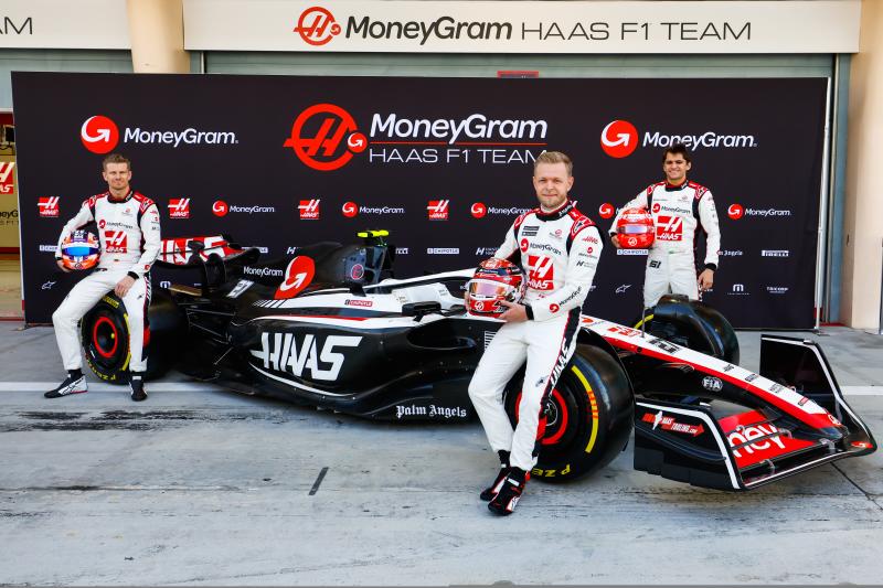 Haas oficjalnie odsłonił nowy bolid w alei serwisowej toru w Bahrajnie